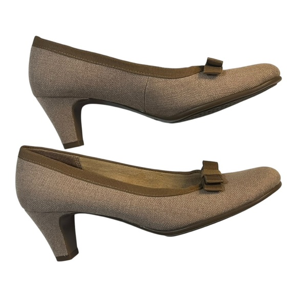 AEROSOLES Shoes - Aerosoles size 8 Playhouse fabric pumps with bows GUC